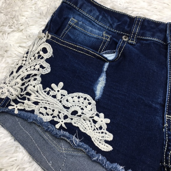 ⬇️Bongo Distressed Crochet Lace Denim Shorts Size 7 - Picture 3 of 14